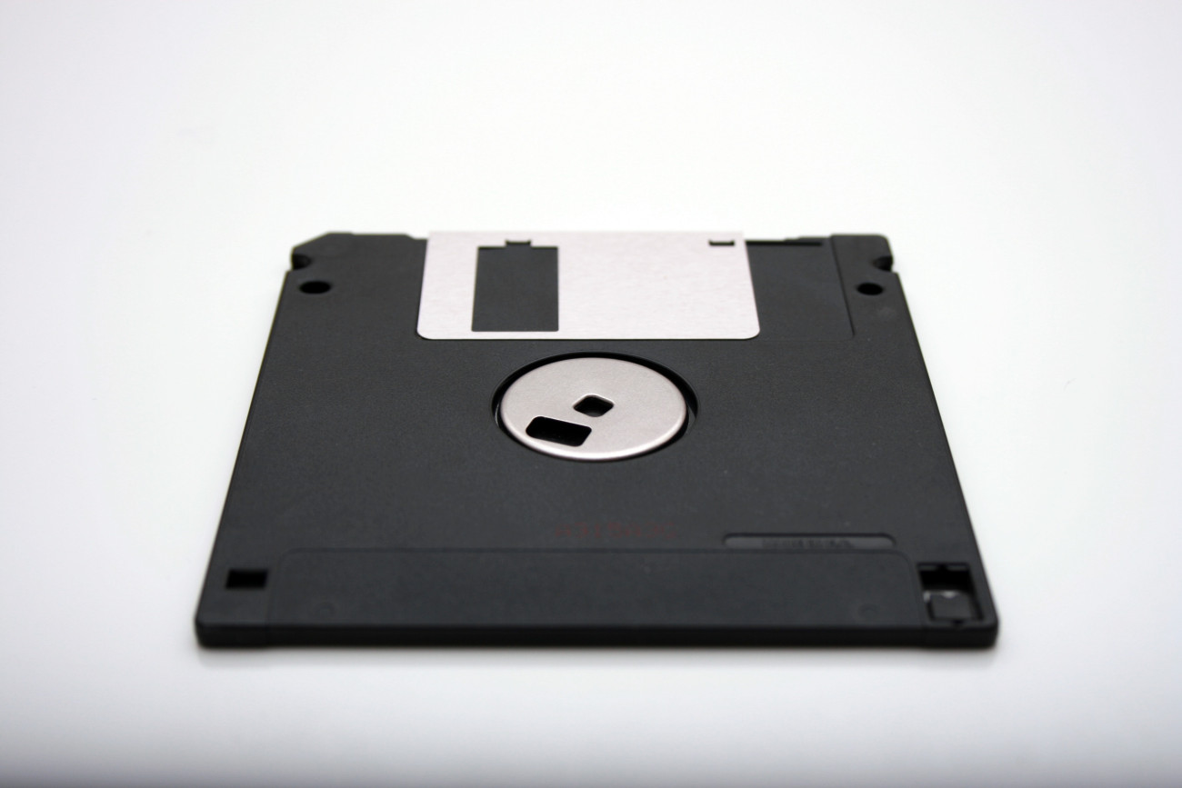 Schwarze Diskette vor weißem Hintergrund