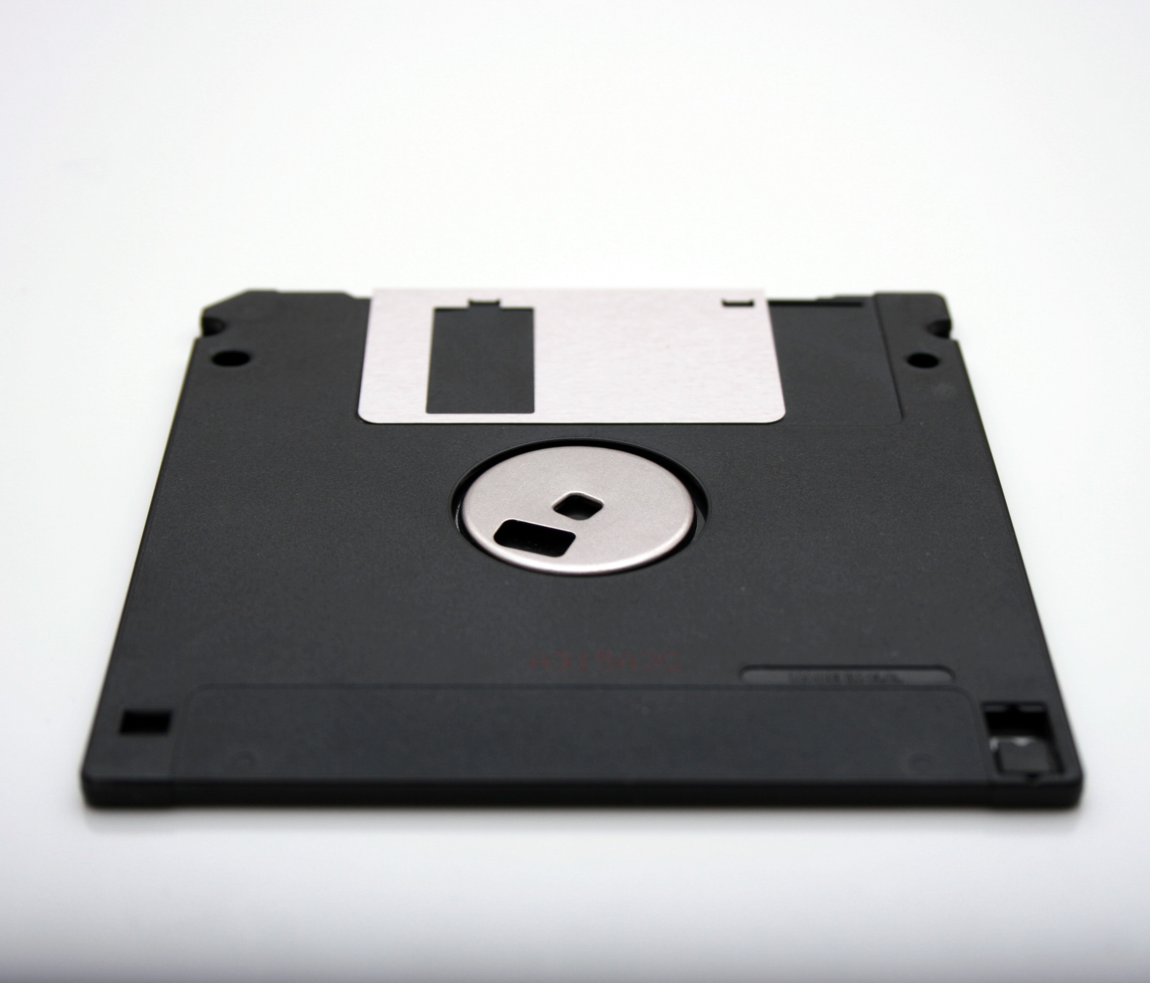 Schwarze Diskette vor weißem Hintergrund