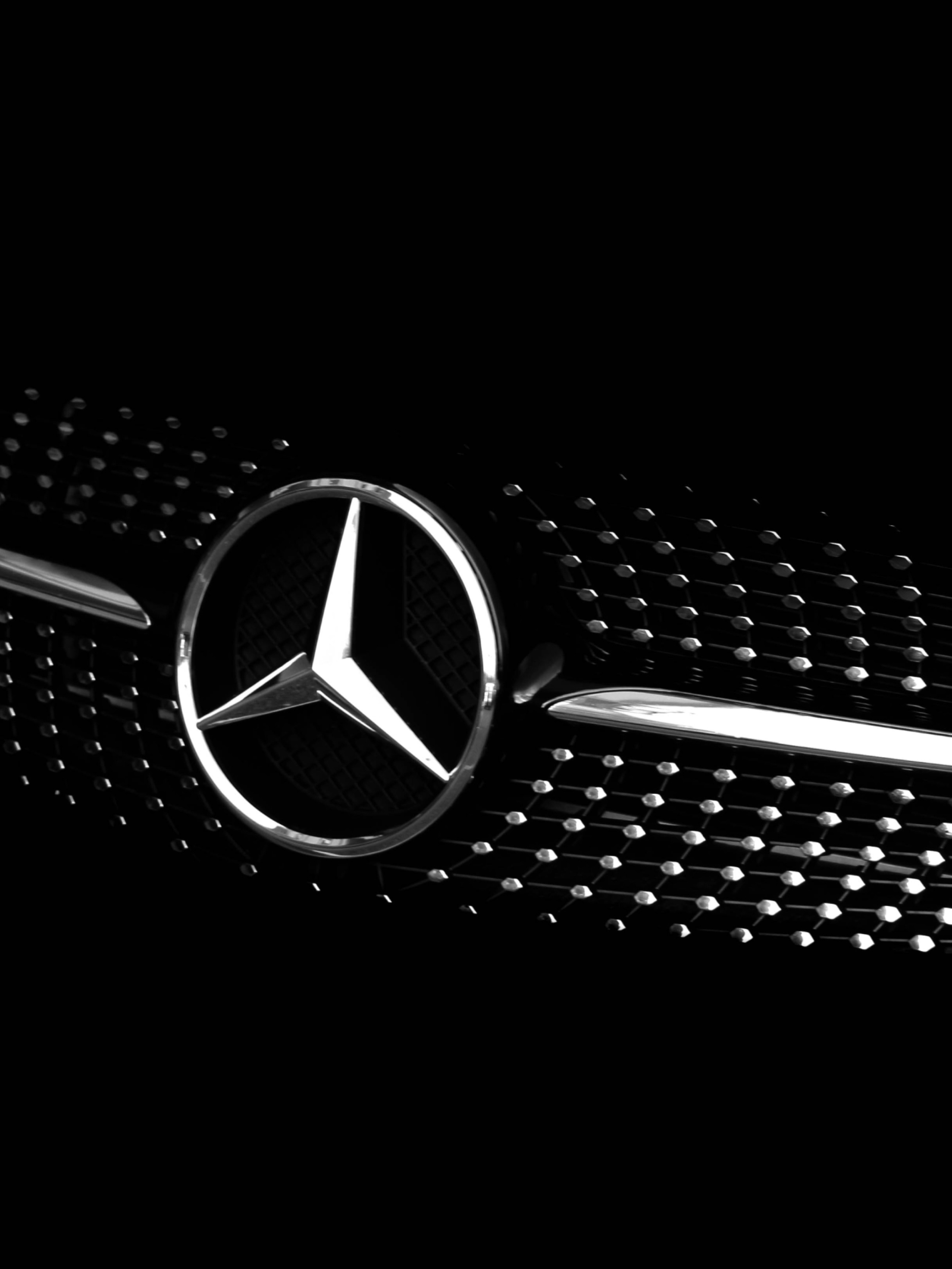 Dunkles Bild von einem modernen Mercedes Diamant-Kühlergrill