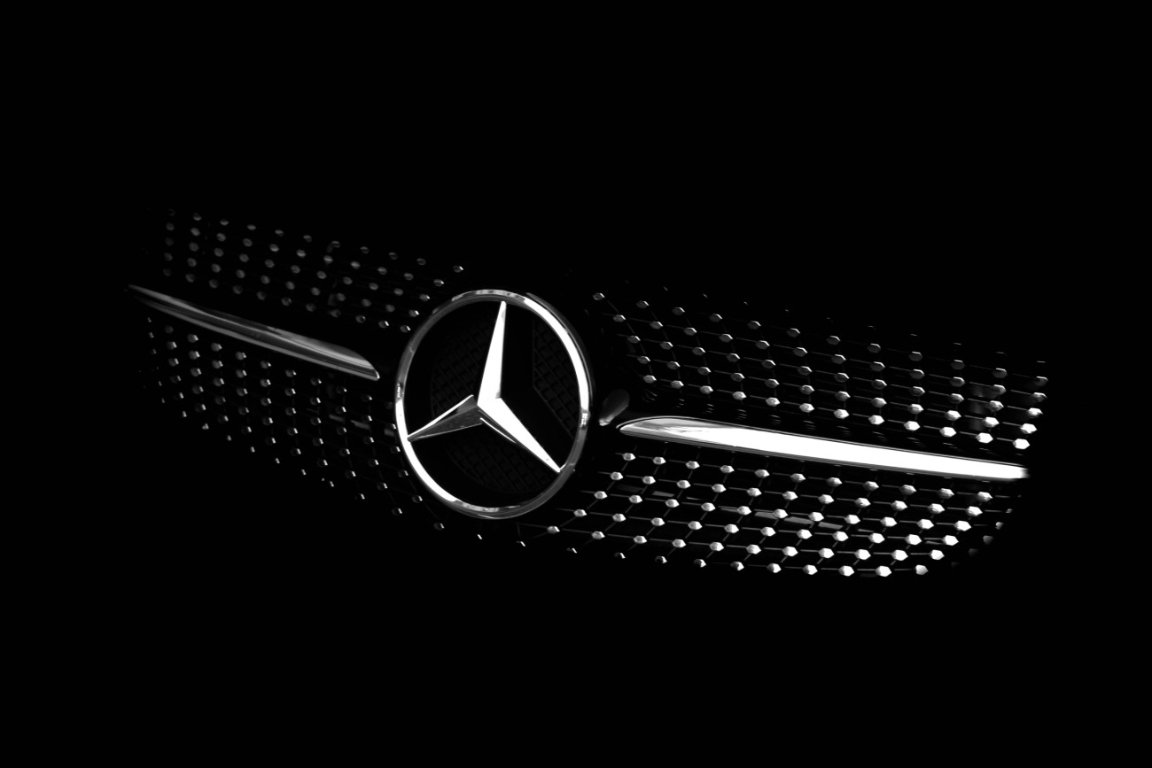 Dunkles Bild von einem modernen Mercedes Diamant-Kühlergrill