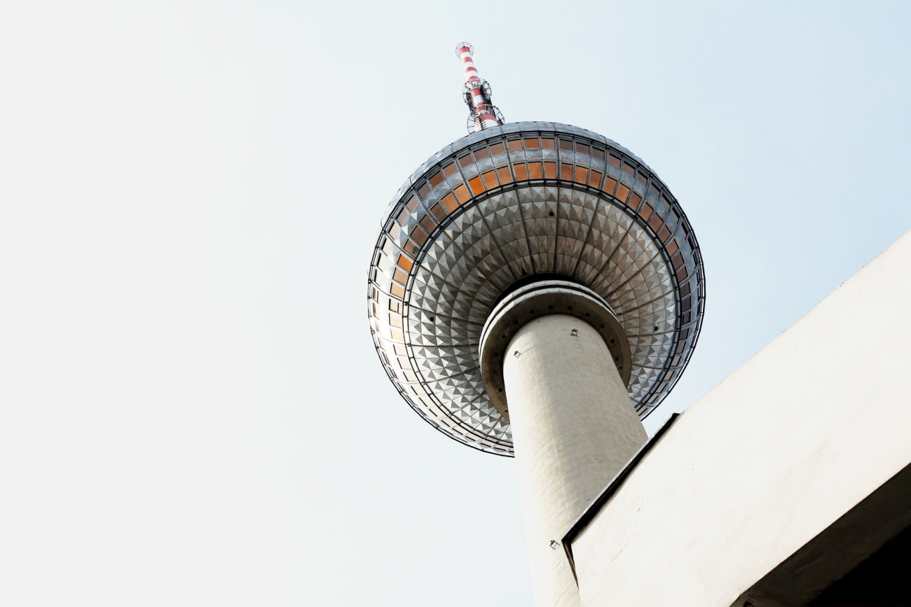 Foto des Berliner Fernsehturms von unten