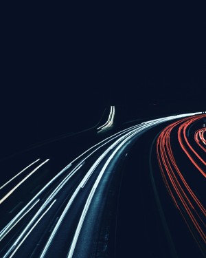 Langzeitbelichtung von Autolichtern auf einer nächtlichen Straße