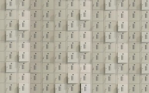 Eine Wand aus gleichaussehenden Schließfächern