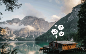 Holzhaus an Bergsee, aus Schornstein kommende Wolken mit Zahlen