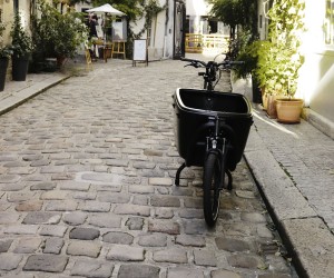 Cargobike steht auf Straße in schöner Seitengasse
