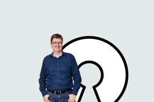 André Bojahr vor einem sehr großen Open Source Logo