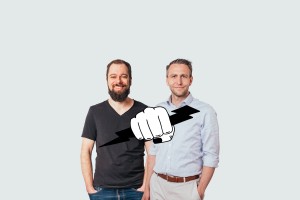 Markus Fischer und  Nils Botthäuser mit einer illustrierten Faust mit Blitz in der Mitte
