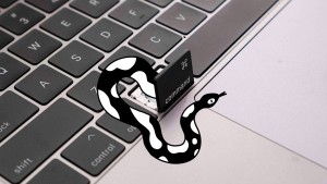 Eine Schlange die aus einer Command Taste auf einer Tastatur kommt.