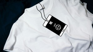 Digitaler Produktpass hängt an einem T-Shirt