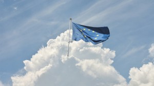 Europäische Flaggenmast der in Wolke steckt