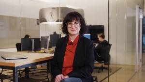 Christina Albrecht sitzt im Exxeta Office