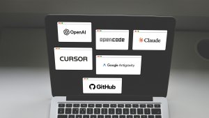 Laptop-Bildschirm mit Logos fuehrender KI-Agenten im Vergleich - OpenAI, Claude, Cursor, GitHub und weitere