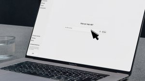 Claude Sonnet 4.6 Heute um 16:07 Nachgedacht für 1 Sekunden SEO Alt Text Englisch: A MacBook Pro laptop on a gray desk displaying the ChatGPT AI interface with the prompt "What can I help with?" and a mouse cursor pointing at the input field, with a glass of water in the background. Deutsch: Ein MacBook Pro Laptop auf einem grauen Schreibtisch zeigt die ChatGPT-KI-Oberfläche mit der Eingabeaufforderung „What can I help with?" und einem Mauszeiger, der auf das Eingabefeld zeigt
