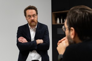 Andre Lindenberg spricht mit einem Experten