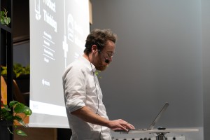 Andre Lindenberg hält einen Vortrag