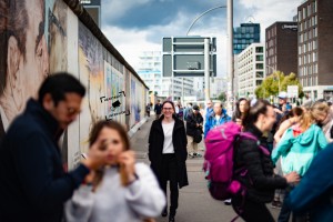 Franziska Deutschmann an der Eastside Gallery
