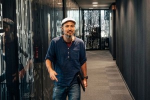 Jacob Klimes, Lead Consultant bei Exxeta, läuft einen Flur entlang.