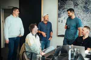 Jacob Klimes, Lead Consultant bei Exxeta, gemeinsam mit mehreren Kollegen.