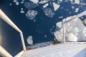 Eine Leiter, die ins Eiswasser führt