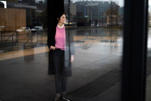 Eine Frau spiegelt sich in einer Scheibe