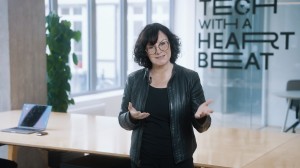 Christina Albrecht spricht in die Kamera