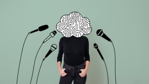 Person mit Wolkenkopf umringt von Mikrofonen