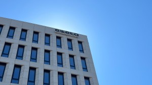 Foto eines Hochhauses auf dem das Exxeta Logo zu sehen ist, blauer Himmel im Hintergrund