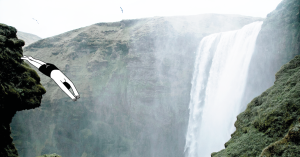 Ein illustrierter Mensch springt von einer Klippe in einen Wasserfall, symbolisierend den Sprung in ein neues Projekt oder eine neue Produktentwicklung
