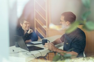 daniel weisser ist im office mit heike biscosi, lead consultant ux. sie haben eine freundliche unterhaltung.