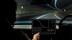 Auto fährt in Tunnel
