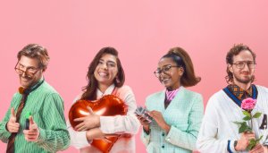 Zwei Männer und zwei Frauen im kultigen Retro-Look