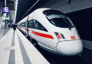 Bild von einem Deutsche Bahn Zug im Bahnhof
