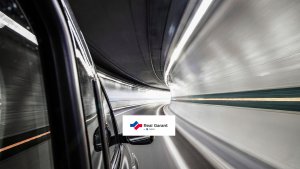 Ein fahrendes Auto durchquert Geschwindigkeit einen Tunnel. In der Bildmitte ist das Logo von Real Garant by Zurich eingeblendet.